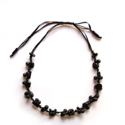 Collier court en résine noir 100% naturelle