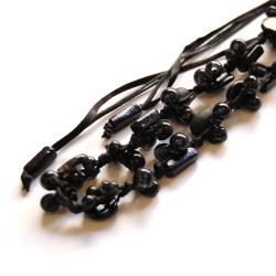 Collier court en résine noir 100% naturelle